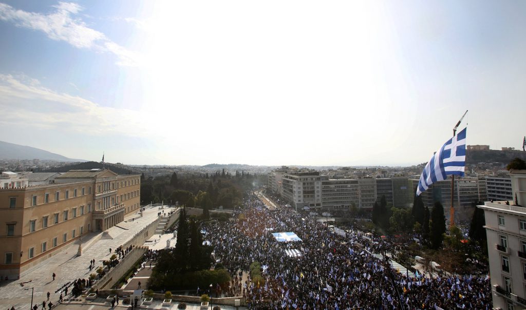 Centenares de miles de personas protestan en Atenas contra el uso de Macedonia por el país vecino
