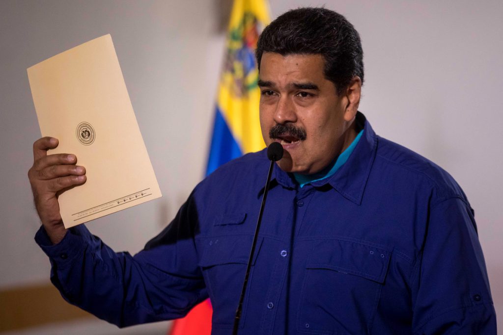 Maduro firma el documento del diálogo que rechazó la oposición