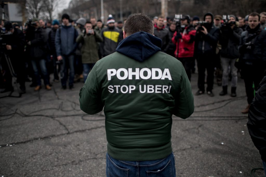 Dos mil taxistas bloquean Praga en protesta contra Uber