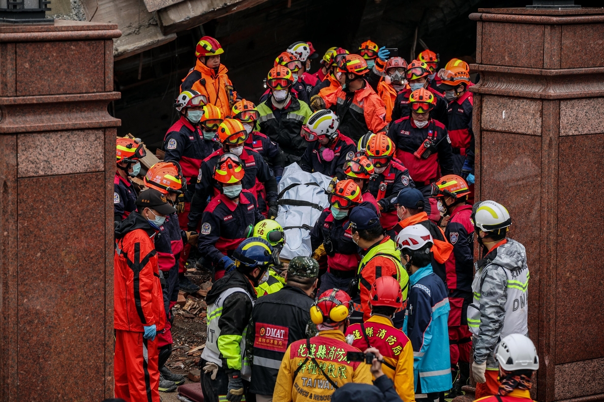 Intensifican las labores de localización y rescate de 58 atrapados en Taiwán