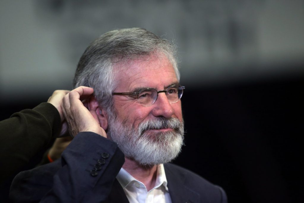 Gerry Adams abandona el liderazgo del Sinn Féin después de 34 años al mando