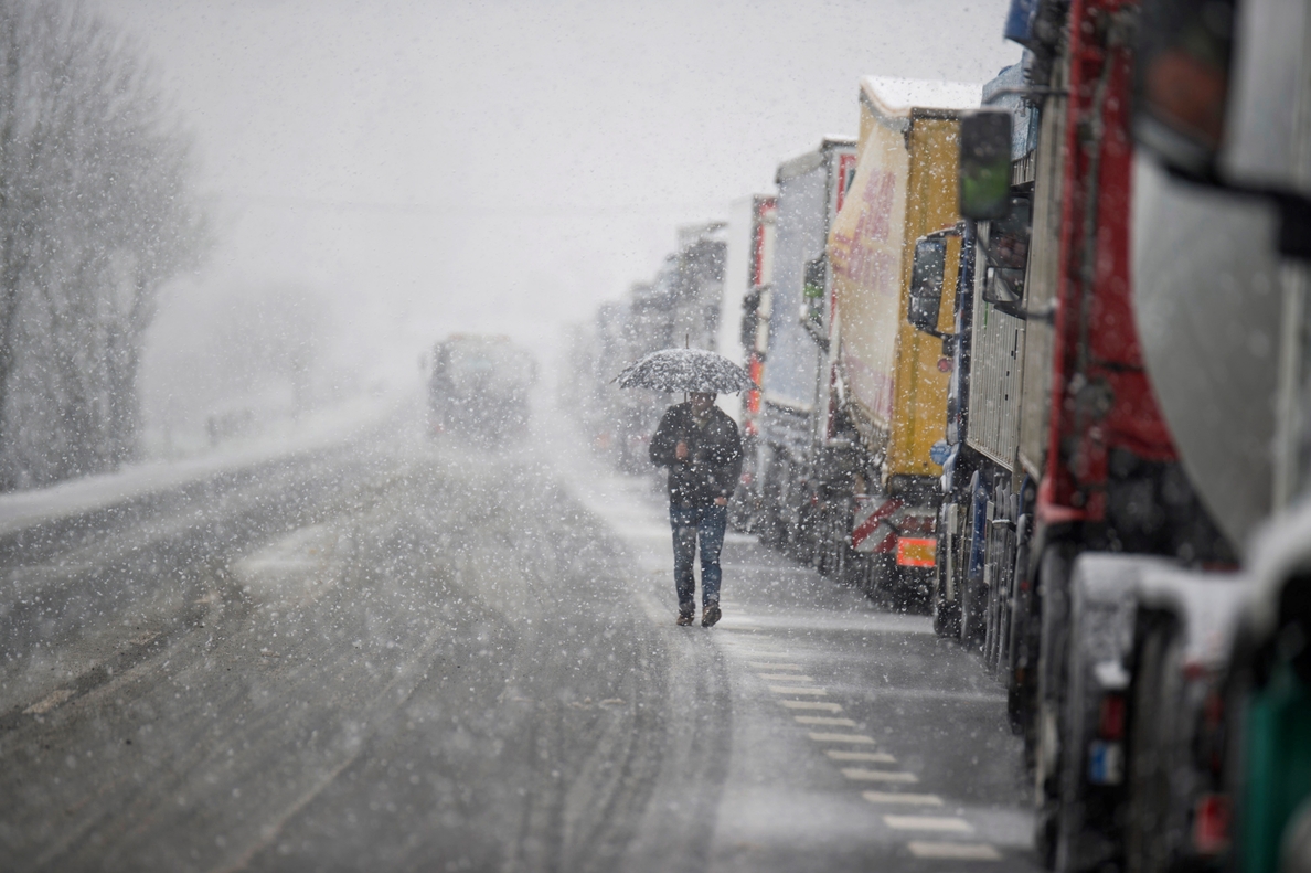 La Guardia Civil libera a decenas de vehículos inmovilizados por la nieve en la A-67