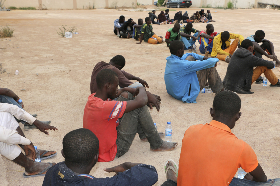Al menos 19 muertos al volcar un camión con 300 inmigrantes en Libia