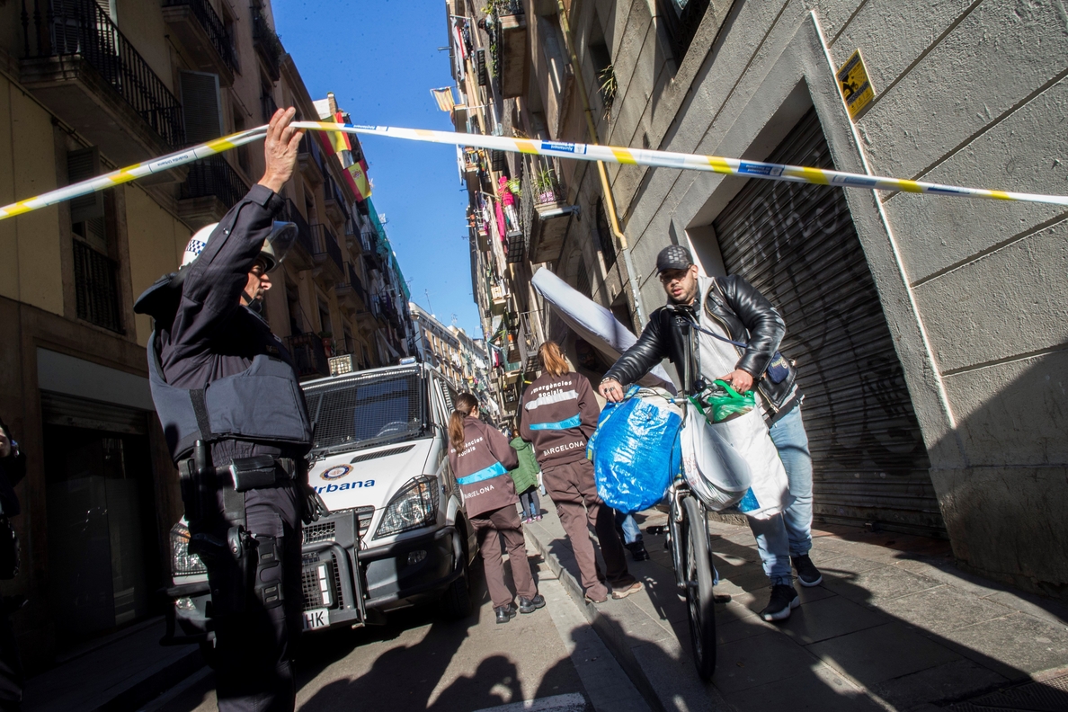 La Guardia Urbana de Barcelona desaloja un edificio ocupado en el barrio del Raval