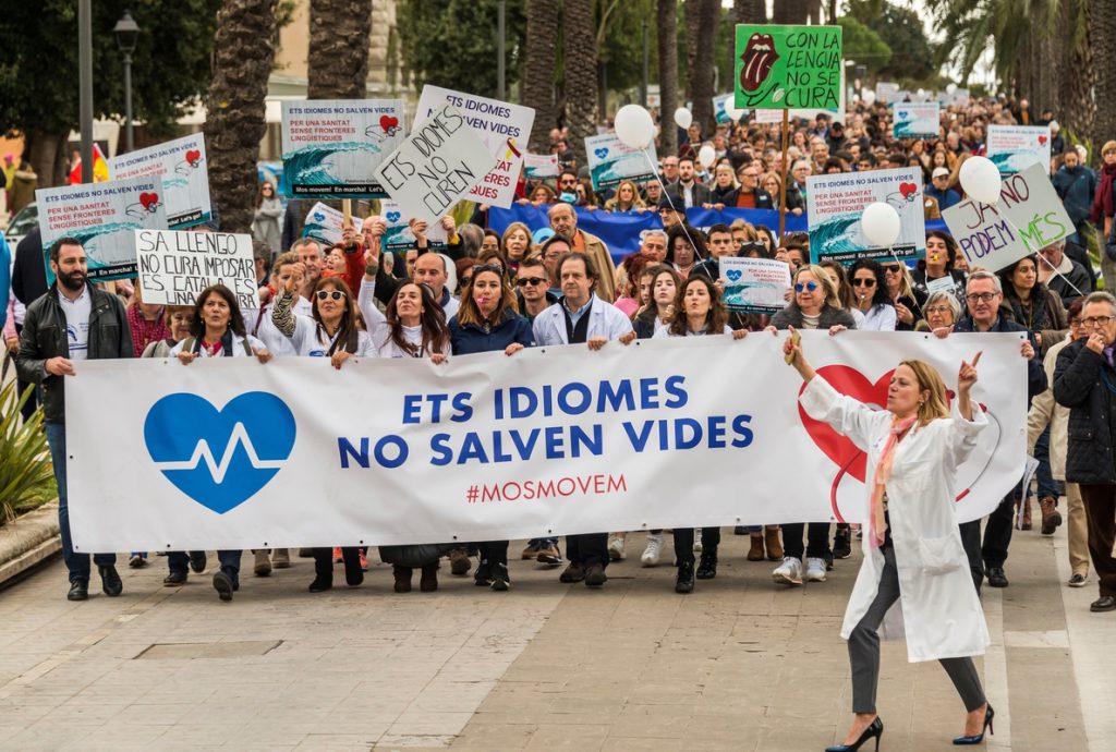 Unas 2.500 personas protestan en Palma contra la exigencia del catalán en la sanidad
