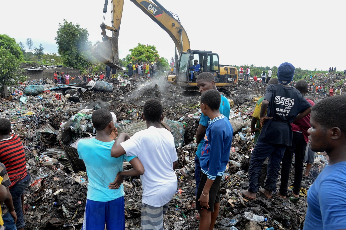 Mueren 17 personas en la capital de Mozambique sepultadas por un alud de basura