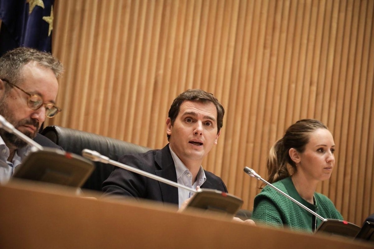 Rivera insta a Rajoy a hacer una «gran remodelación» del Gobierno tras la salida de Guindos
