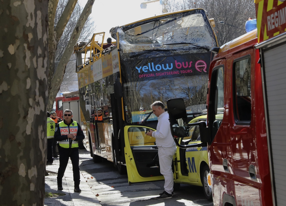 Trece heridos leves, al estrellarse un autobús turístico en Lisboa