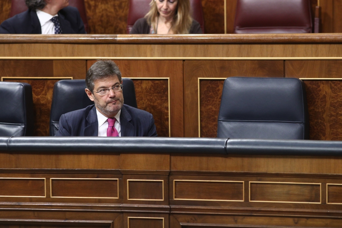 PSOE pide a Catalá que dimita por llevar a una «homófoba» al Tribunal de Estrasburgo, pero Justicia defiende su elección