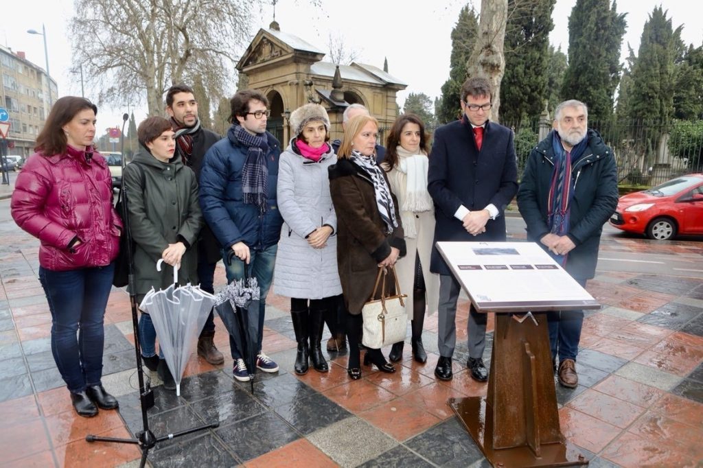Una placa en el cementerio Santa Isabel de Vitoria recuerda desde este miércoles a las víctimas del franquismo