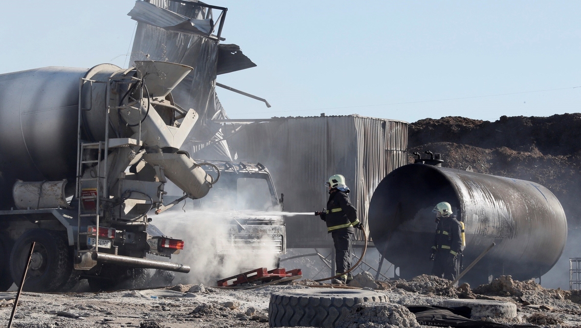 Dos heridos en la explosión de una fábrica de cemento de Guillena