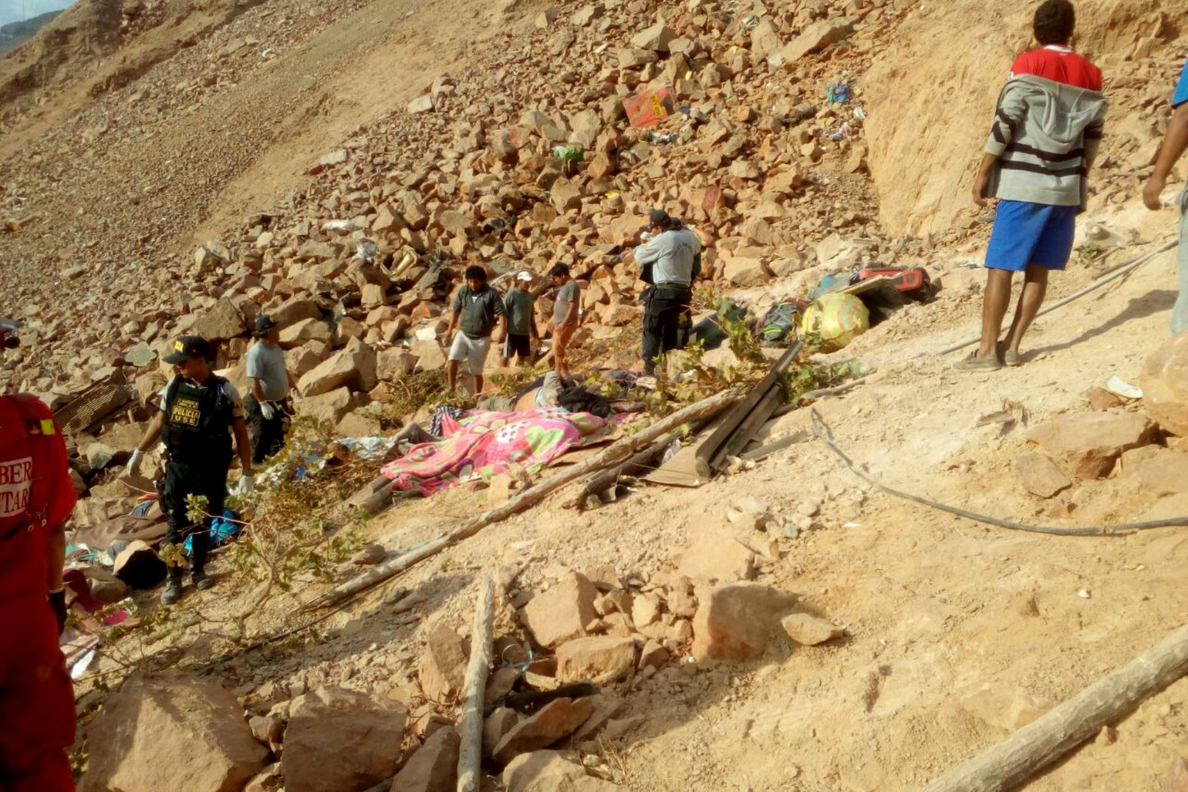 Al menos 30 muertos tras la caída de un autobús a un abismo en el sur de Perú