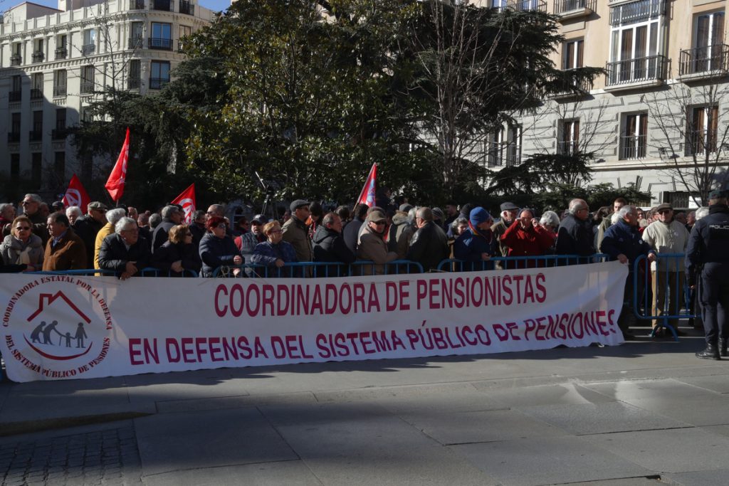 Cerca de 3.000 personas exigen en Valencia pensiones dignas