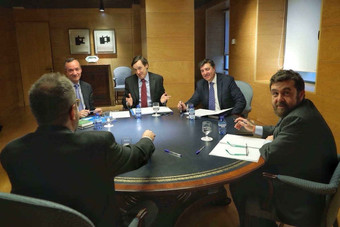 El PP dice a Cs y PSOE que hay tiempo para reformar la elección de los alcaldes y que se aplique en 2019
