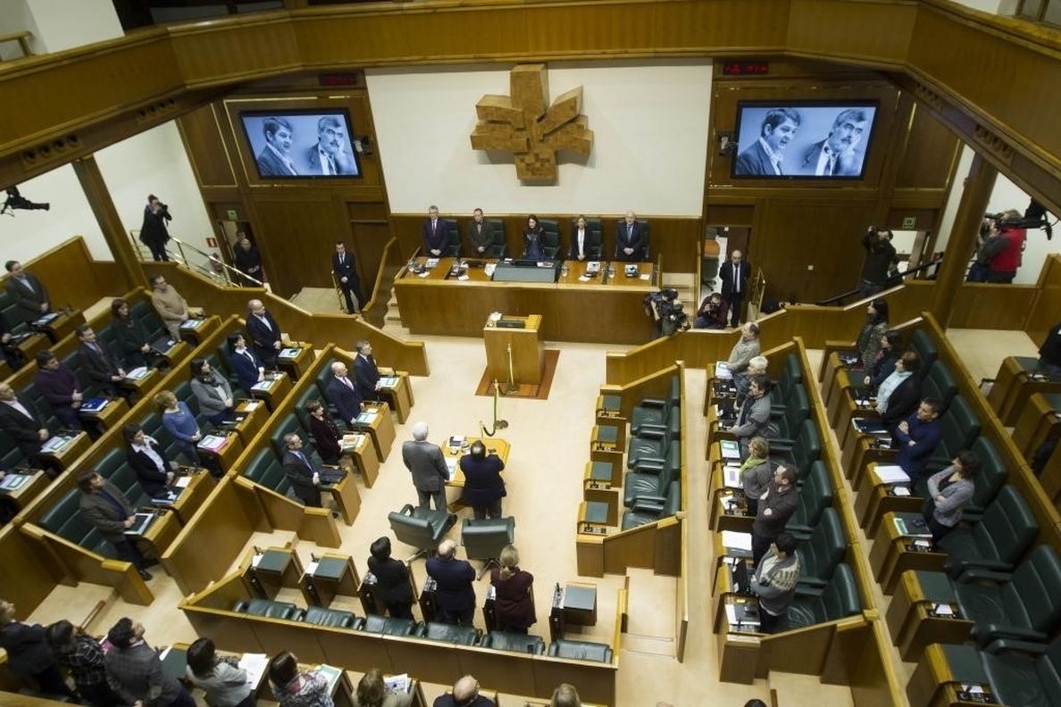 Parlamento vasco recuerda con un minuto de silencio a Fernando Buesa y Enrique Casas, asesinados por ETA