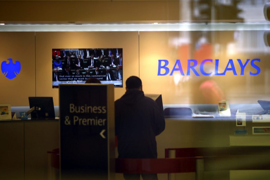 Trabajadoras del banco Barclays cobran hasta un 43,5 % menos que los hombres