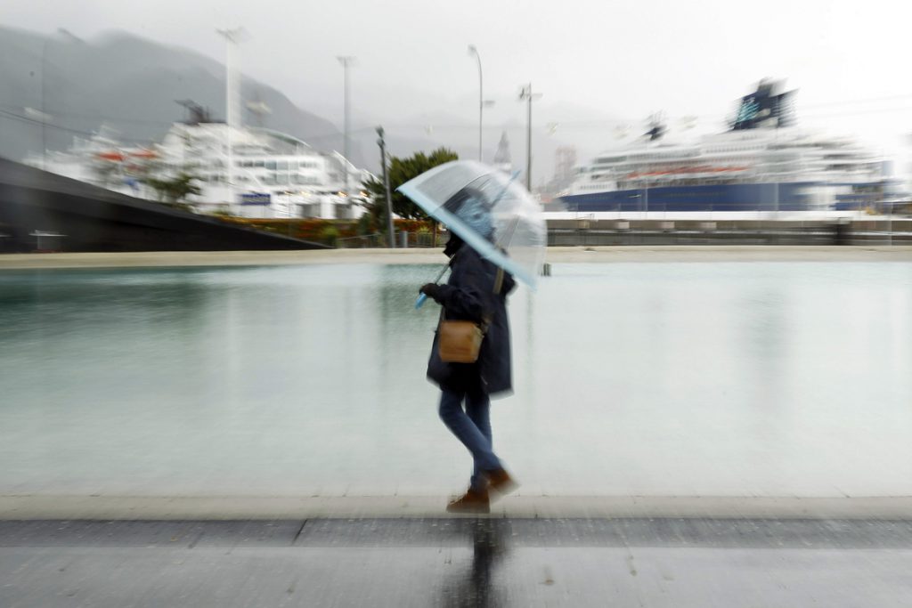 Aemet avisa de lluvia intensa y fuerte temporal marítimo mañana en Canarias