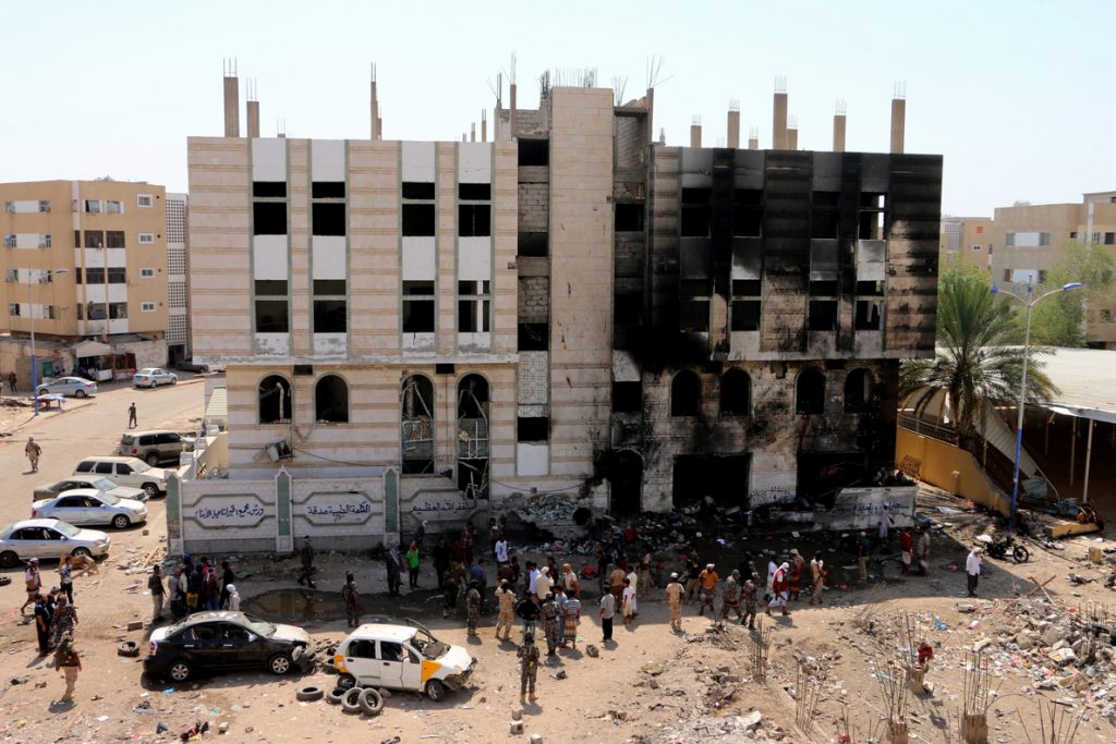 Un doble atentado con coche bomba contra un cuartel de fuerzas yemeníes en Adén