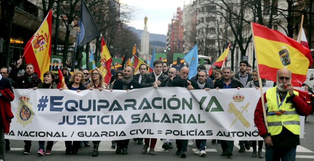 Miles de personas reclaman en Cádiz la equiparación salarial entre policías