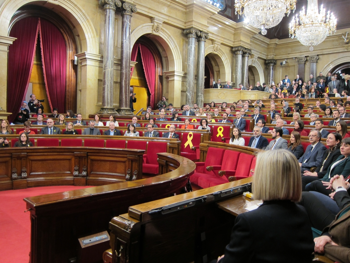 El Parlament legitima a Puigdemont pero no la declaración de independencia