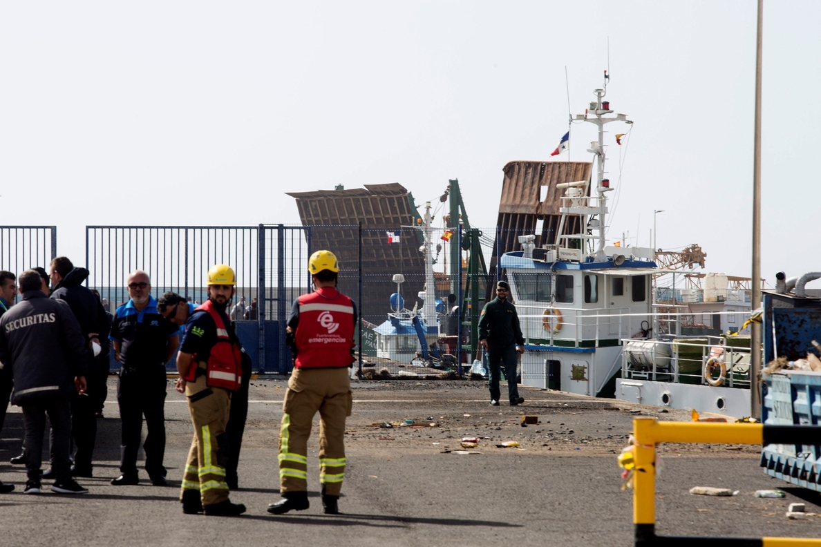 Tres de las gabarras de Fuerteventura se hunden y una cuarta derrama gasóleo