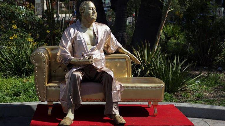 Instalan en Hollywood una estatua dorada de Harvey Weinstein en un sofá