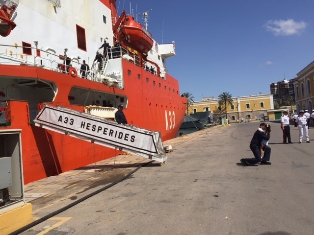 Cospedal lamenta el fallecimiento del capitán de fragata que cayó al mar desde el ‘Hespérides’ en la Antártida