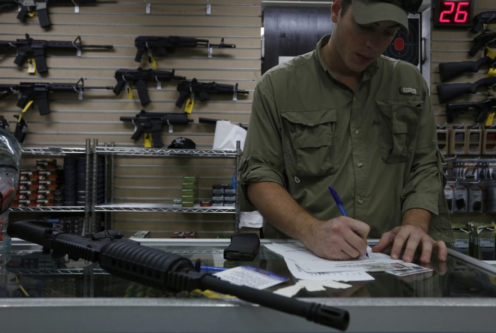 El Senado de Florida aprueba y luego rechaza una moratoria para la venta del rifle AR-15