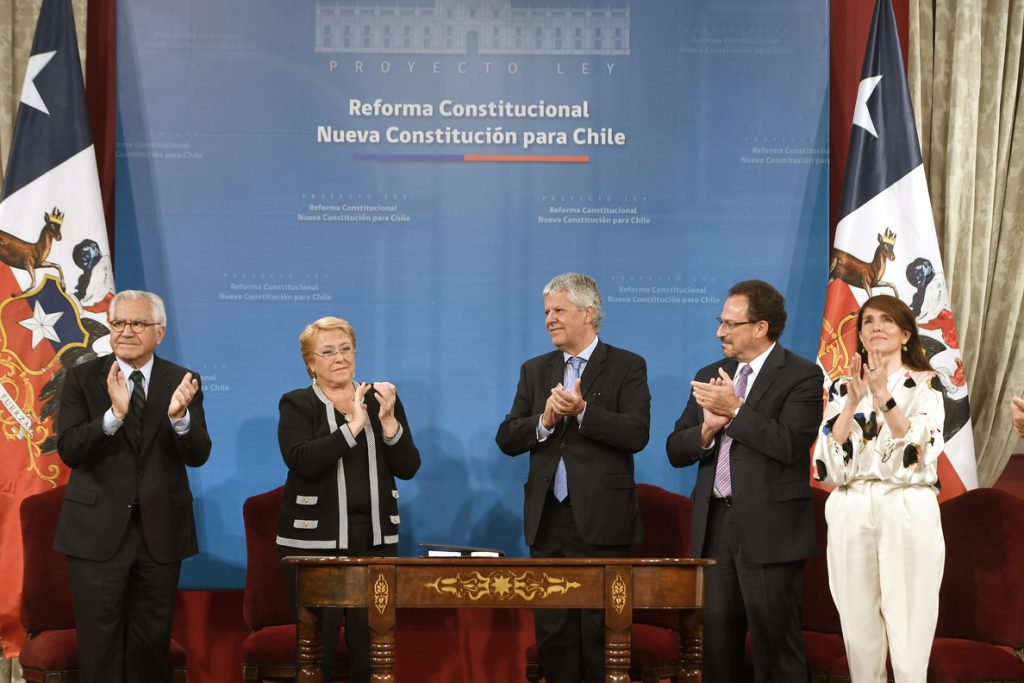 Bachelet propone discutir una nueva constitución cinco días antes de acabar su mandato
