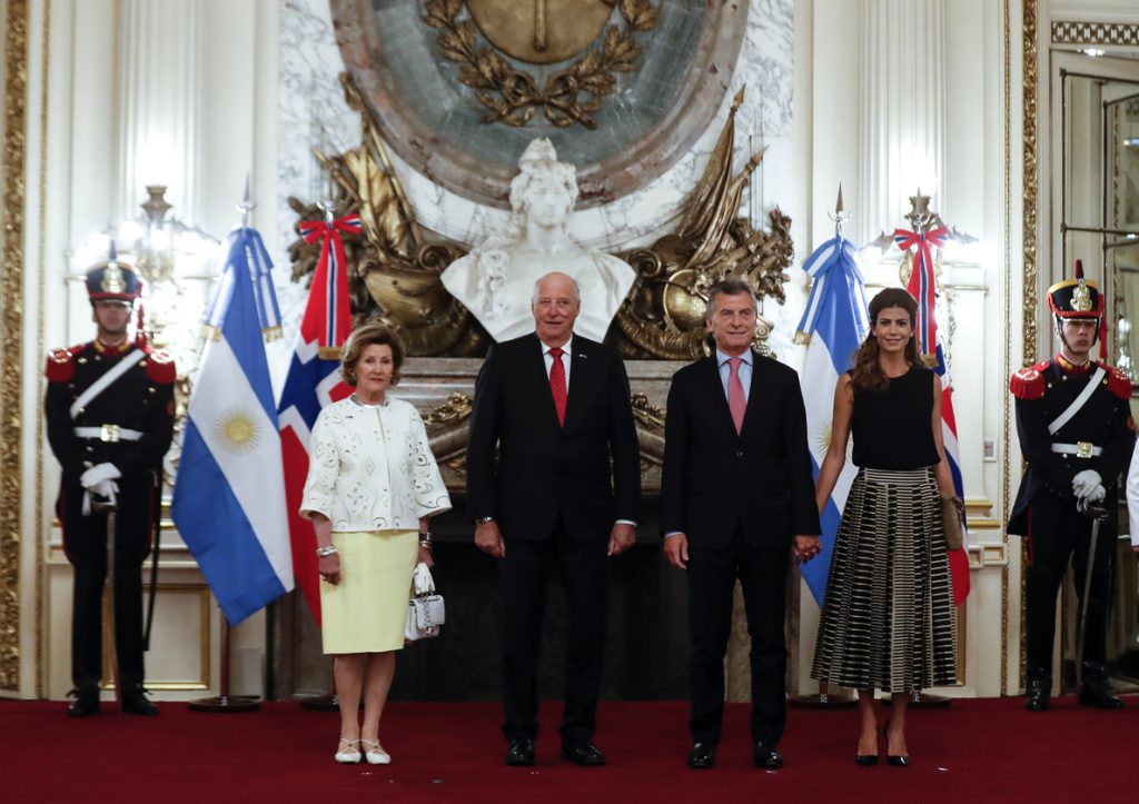 Macri y su esposa reciben a los reyes de Noruega en la Casa Rosada