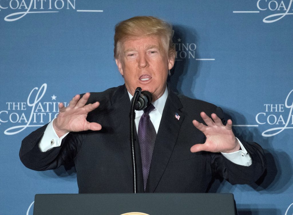 Trump da un tono económico a su primer discurso ante un grupo latino