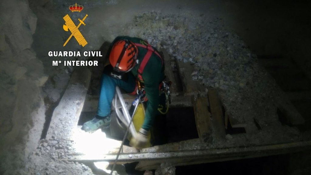 Auxiliado un hombre tras precipitarse 40 metros por una mina en la zona de búsqueda de Gabriel