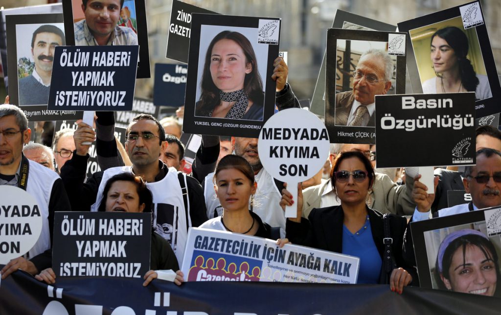 Condenan a prisión a más de 20 personas, en su mayoría periodistas