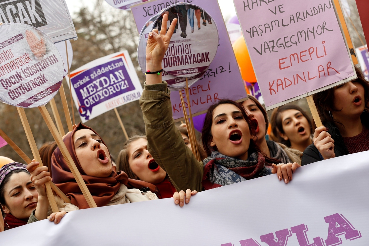 Las feministas desafían el estado de emergencia en Turquía para denunciar los abusos