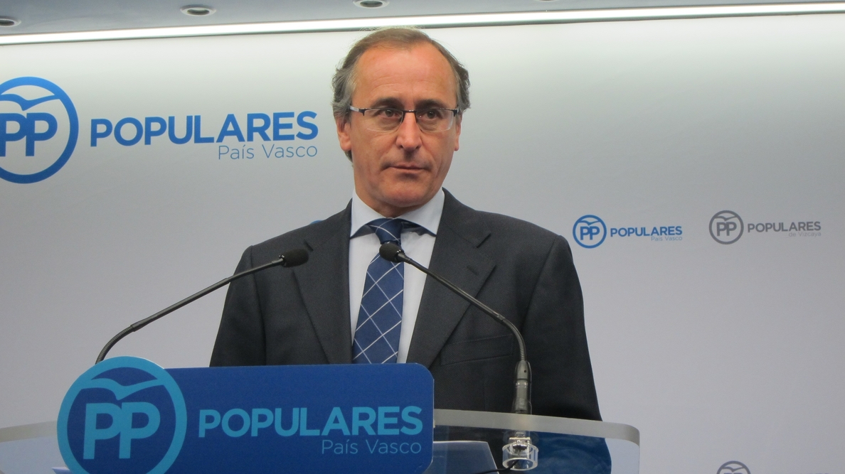 Alonso ve «más riesgos que oportunidades» en una reforma constitucional y acusa a C»s y Podemos de «muy centralistas»