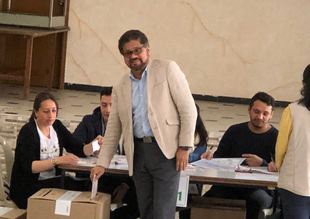 El dirigente guerrillero ‘Iván Márquez’ vuelve a votar 30 años después