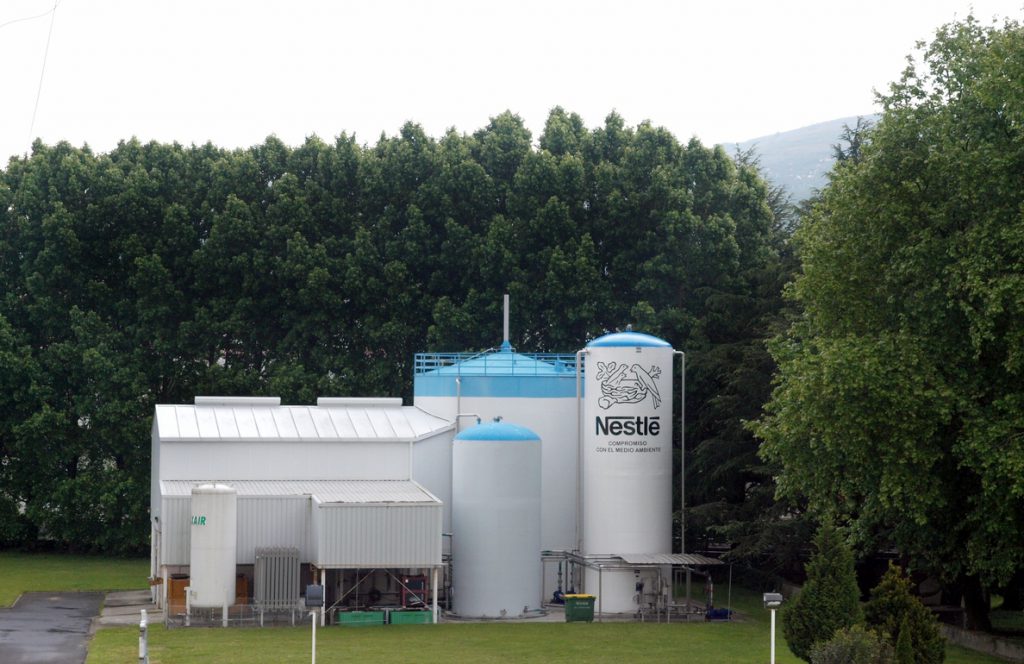 Nestlé reduce en un 64% el uso de agua en sus fábricas
