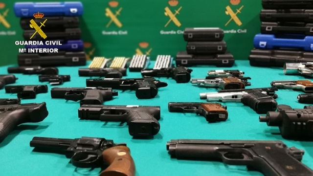 La Guardia Civil desarticula una trama que compraba armas de fogueo transformadas para hacer fuego real
