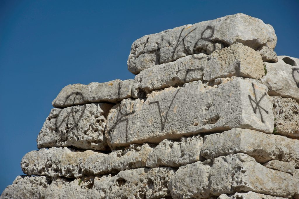 Aparece lleno de pintadas el monumento prehistórico más importante de Menorca