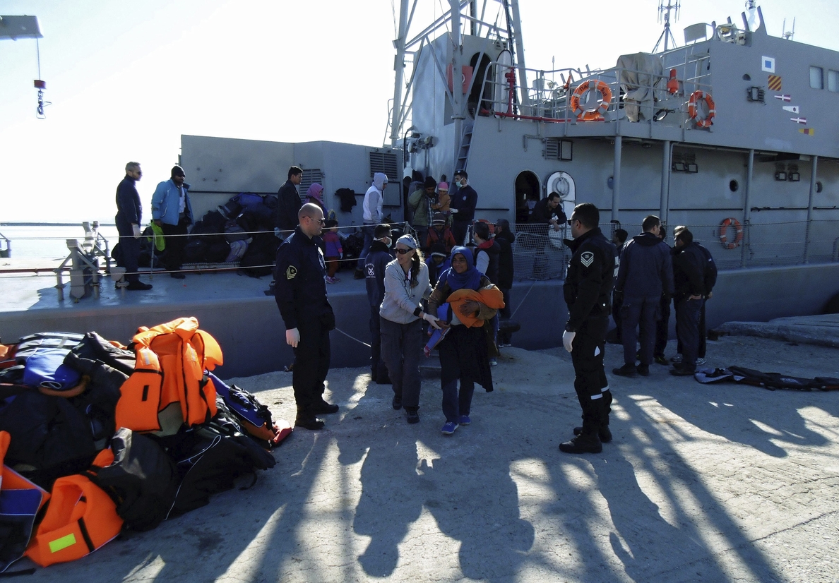 Al menos 14 muertos al naufragar una barcaza con refugiados en el Dodecaneso