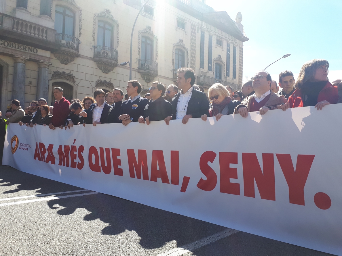 Miles de ciudadanos se manifiestan en Barcelona bajo lema »Ahora más que nunca, seny»