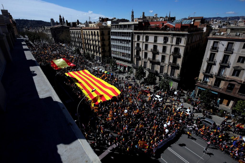 Miles de personas piden en Barcelona «seny» y un nuevo Govern