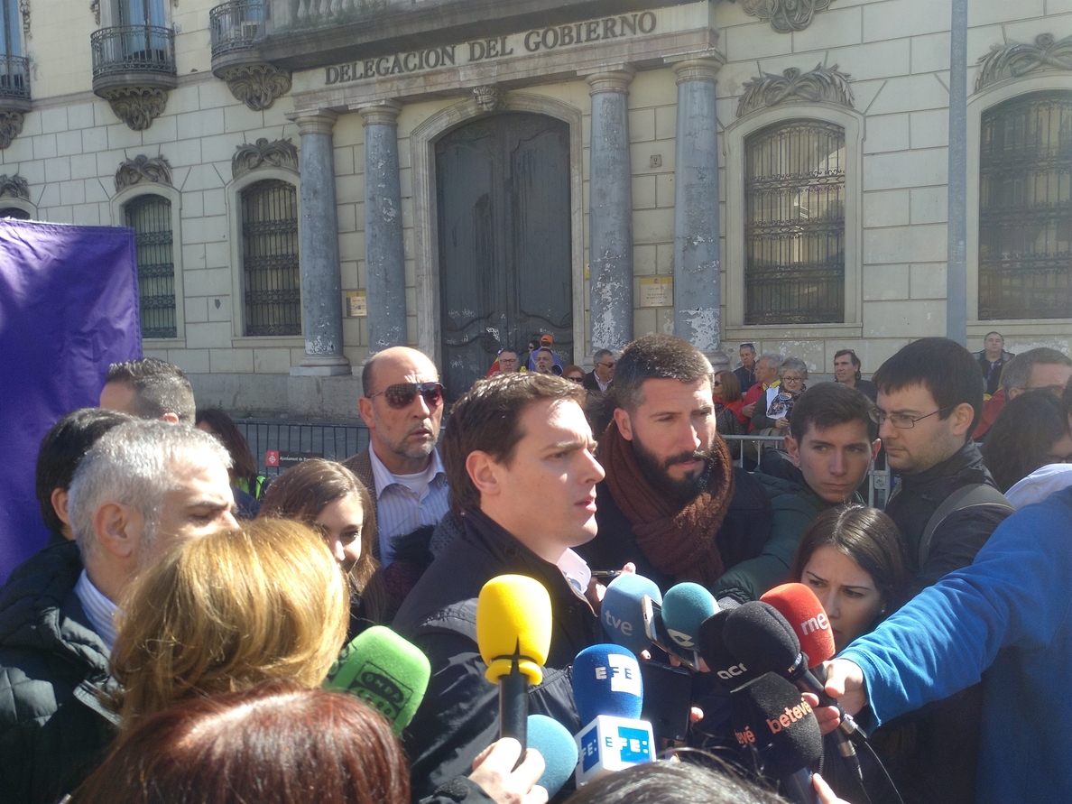 Rivera (Cs) pide a PP y PSOE que reflexionen y piensen más en España