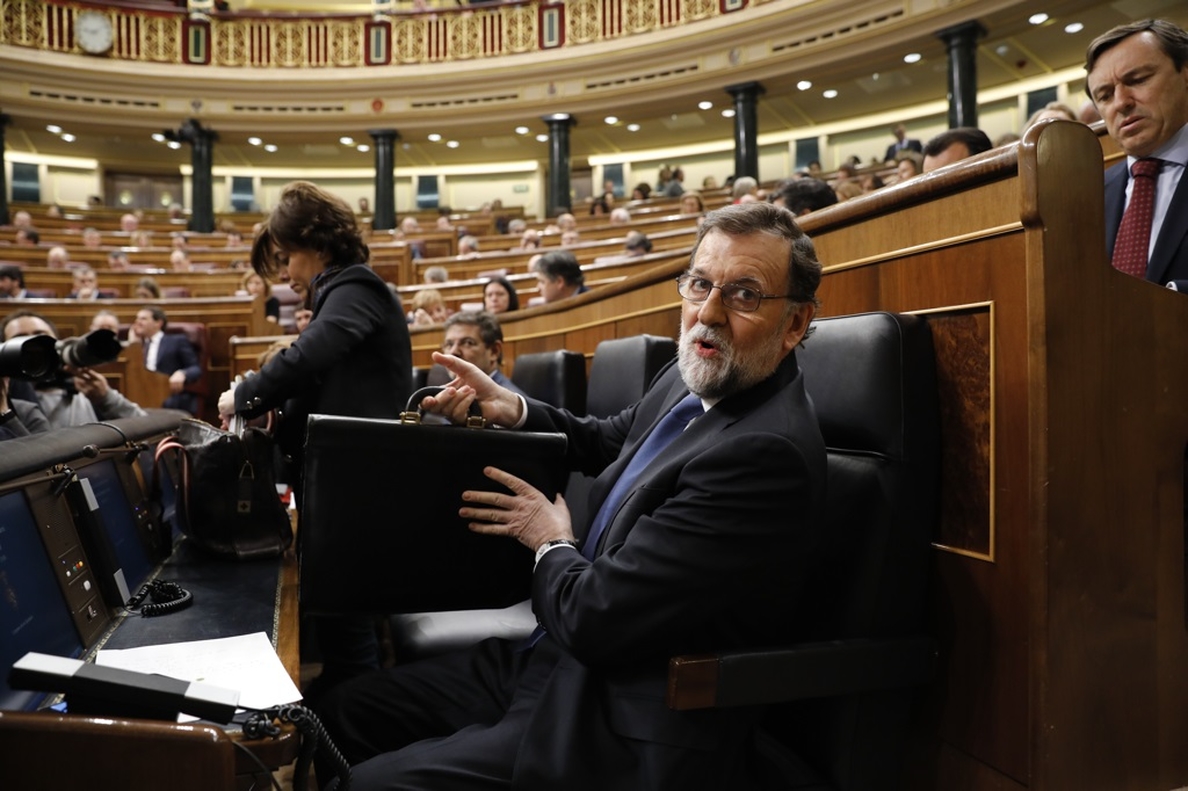 (Ampl.) Rajoy advierte al PSOE de que si no busca un acuerdo para las pensiones aprobará medidas sin ellos
