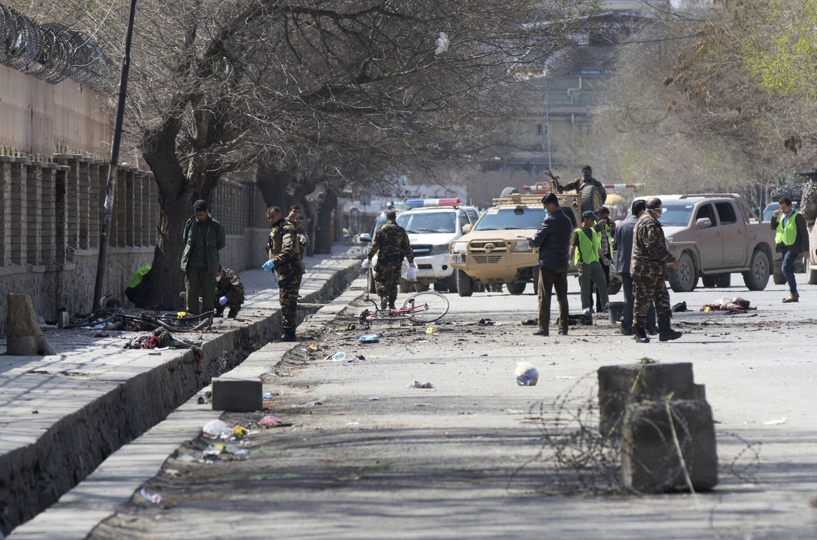 Suben a 26 muertos los muertos en un atentado suicida en Kabul
