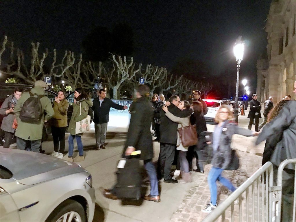 Turull sale del Parlament para viajar en coche a Madrid y se despide de su familia