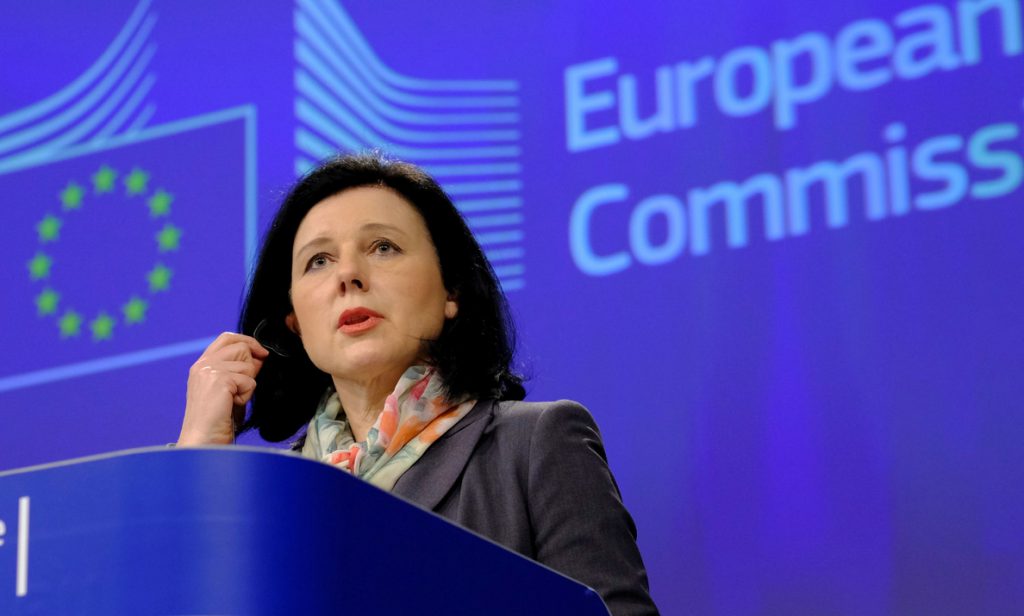 La comisaria europea equipara la manipulación política de Facebook con el comunismo
