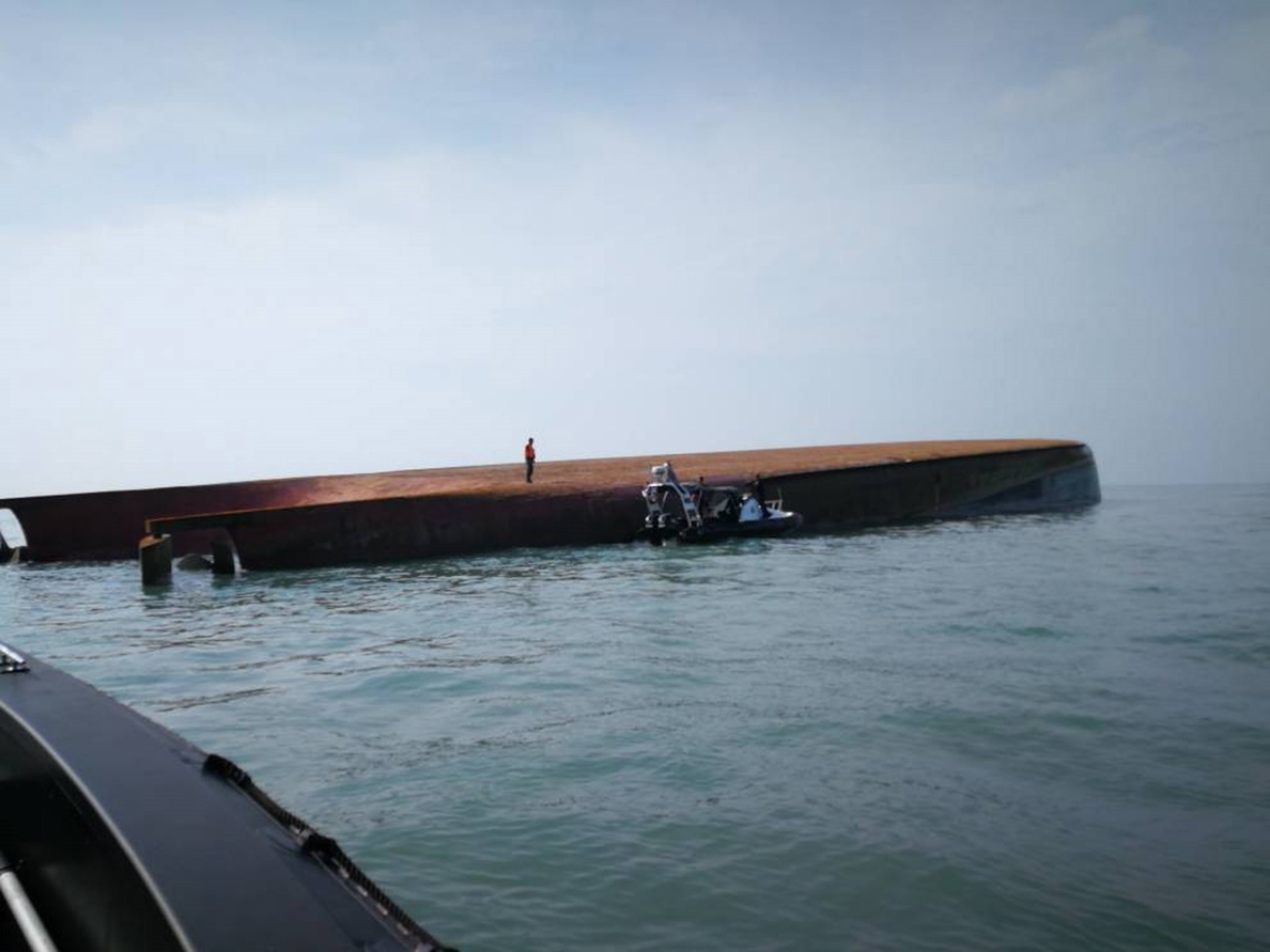Un muerto y 14 desaparecidos al hundirse un carguero en Malasia