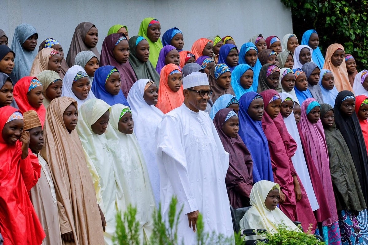 Buhari recibe a las 105 niñas de Dapchi liberadas por Boko Haram
