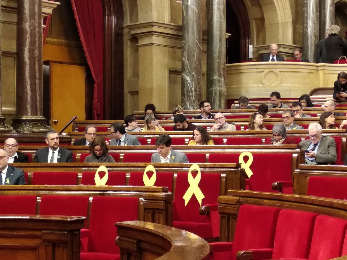 Empieza el pleno del Parlament pese a la ausencia de Jordi Turull